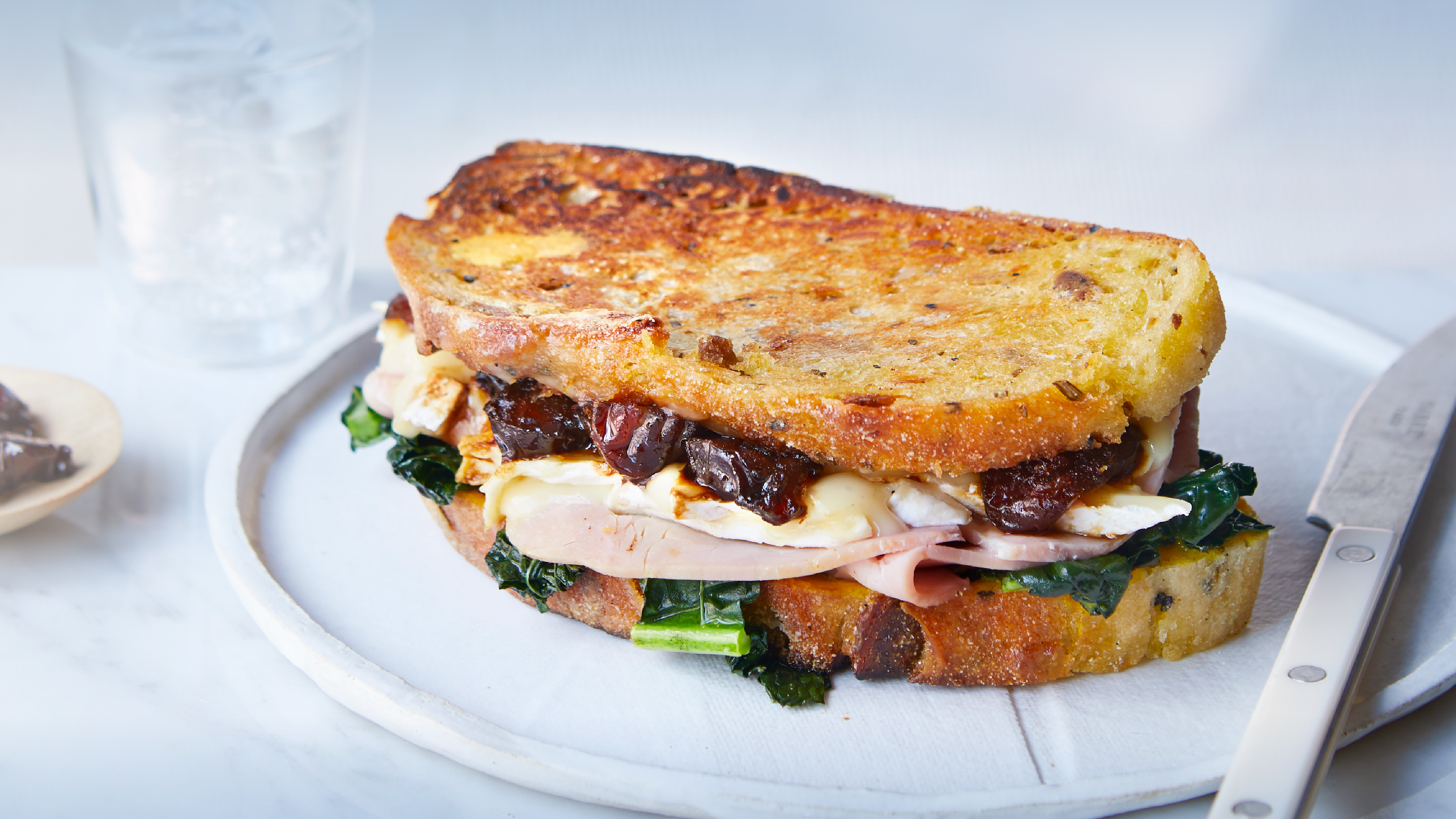 デーツの調理イメージ。温かいサンドイッチ